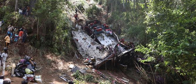Σρι Λάνκα: Λεωφορείο εξετράπη και έπεσε σε χαράδρα - Δεκάδες νεκροί (βίντεο)