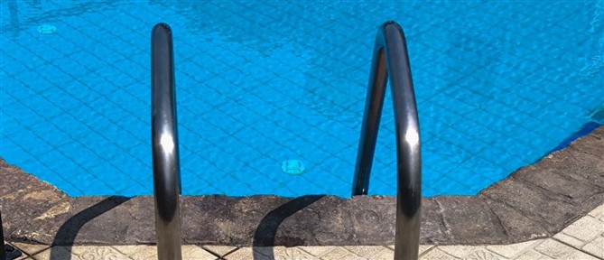 Σαλαμίνα: Τρία παιδιά αισθάνθηκαν δυσφορία από χλώριο πισίνας παιδότοπου - Συνελήφθη η υπεύθυνη