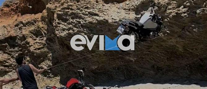 Εύβοια: Οδηγός ΙΧ έκανε όπισθεν... και έριξε τρεις μοτοσικλέτες σε παραλία (βίντεο)