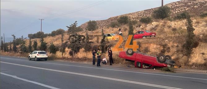 Τροχαίο στο Ηράκλειο: Αυτοκίνητο έπεσε από τον παράδρομο στην επαρχιακή οδό και αναποδογύρισε (εικόνες)