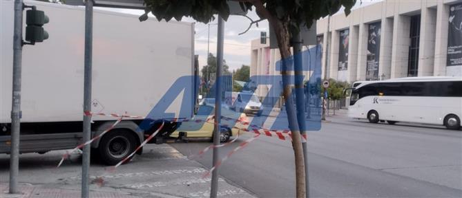 Τροχαίο στη Βασιλίσσης Σοφίας: Φορτηγό συγκρούστηκε με μοτοσυκλέτα - Ένας τραυματίας