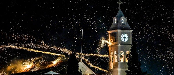 Ρουκετοπόλεμος στη Χίο: Ο ουρανός "πήρε φωτιά" - Εντυπωσιακές εικόνες