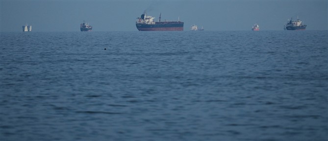 Τουλάχιστον δύο πλοία διέσχισαν τα Στενά του Ορμούζ μετά την εφαρμογή του αμερικανικού αποκλεισμού