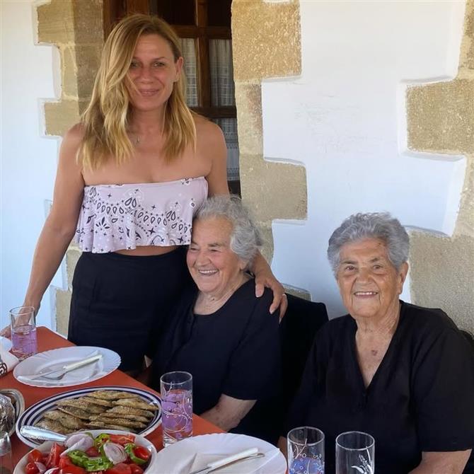 Κατερίνα Καραβάτου: Οι διακοπές στα Χανιά, οι οικογενειακές στιγμές με τις θείες της & οι ιστορίες από το παρελθόν