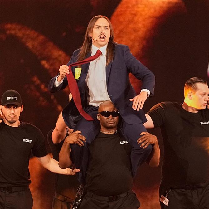 Eurovision 2025: Ο Εσθονός εμφανίστηκε στον Α’ Ημιτελικό με ένα ποτήρι καφέ και τέσσερις μπράβους & ξεσήκωσε το κοινό (Βίντεο)