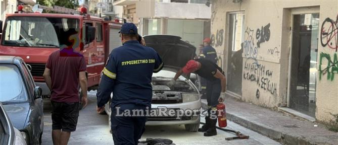 Λαμία: Αυτοκίνητο έπιασε φωτιά εν κινήσει στο κέντρο της πόλης (βίντεο)