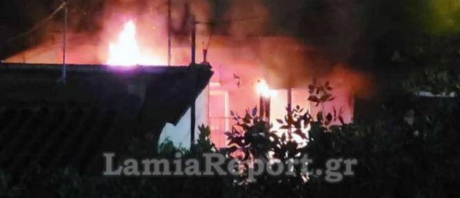 Λαμία: Ξέσπασε πυρκαγιά σε σπίτι - Ο ιδιοκτήτης απειλούσε τους πάντες με μαχαίρι (βίντεο)