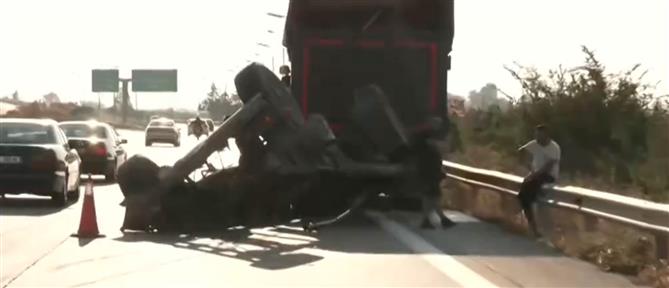 Διόδια Μαλγάρων: Συρόμενο “ξεκόλλησε” από νταλίκα και έπεσε σε όχημα