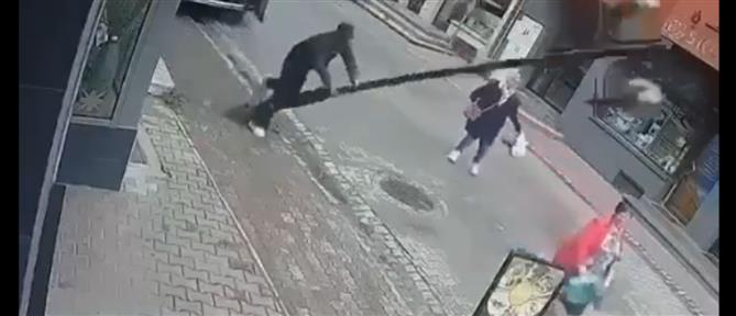 Πολωνία: Περαστικός ακούμπησε σε κολόνα... και αυτή έπεσε πάνω σε γυναίκα (βίντεο)
