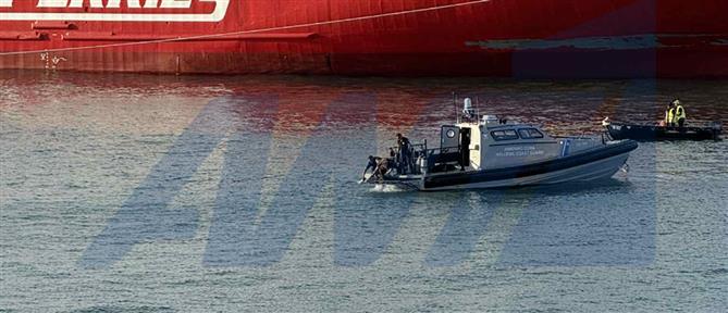 Πειραιάς:  Γυναίκα ανασύρθηκε χωρίς τις αισθήσεις της από το λιμάνι (εικόνες)