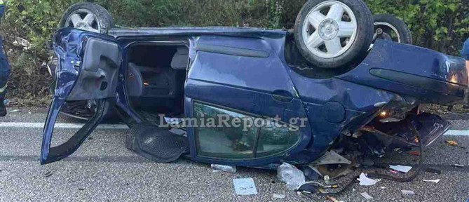 Φθιώτιδα: Αυτοκίνητο αναποδογύρισε στη μέση του δρόμου - Εγκλωβίστηκε ο οδηγός (εικόνες)