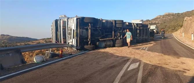 Λέσβος: Τροχαίο ατύχημα με ανατροπή νταλίκας
