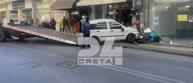 Ηράκλειο: Αυτοκίνητο έπεσε σε τζαμαρία μίνι μάρκετ - Συνελήφθη ο οδηγός