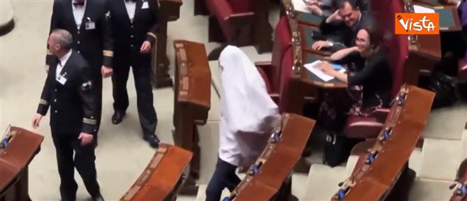 Βουλευτής στην Ιταλία ντύθηκε φάντασμα και αποβλήθηκε από την Ολομέλεια (βίντεο)

