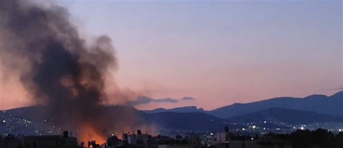 Φωτιά σε εργοστάσιο στον Πειραιά – Έντονη οσμή καπνού στην ατμόσφαιρα (βίντεο)