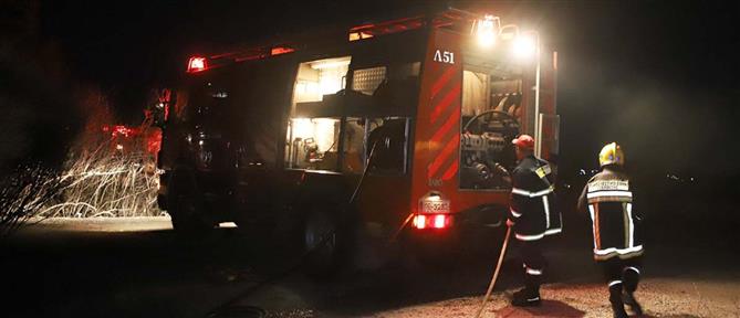 Βόλος: Κινητήρας αυτοκινήτου πήρε φωτιά από βεγγαλικό