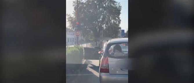 Τρίκαλα: Άγριος τσακωμός σε φανάρι γιατί ο πεζός αργούσε να περάσει τον δρόμο (βίντεο)