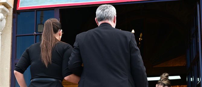 Σε κλίμα συγκίνησης το τελευταίο αντίο στη Γωγώ Μαστροκώστα: Χέρι χέρι ο Τραϊανός Δέλλας με την κόρη του