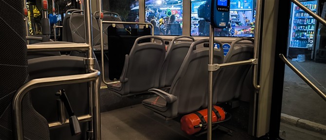 Πειραιάς: Ανήλικοι πέταξαν κροτίδα σε λεωφορείο