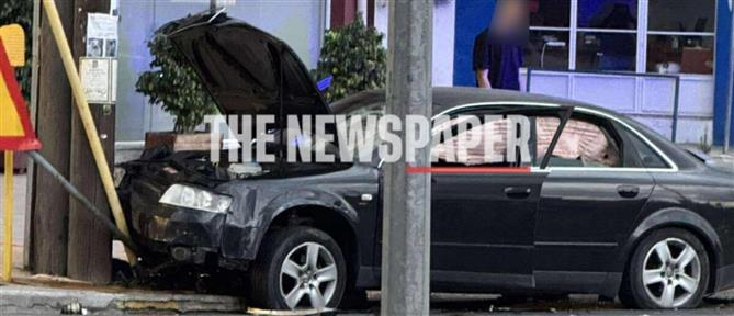 Βόλος: ΙΧ καρφώθηκε σε κολώνες