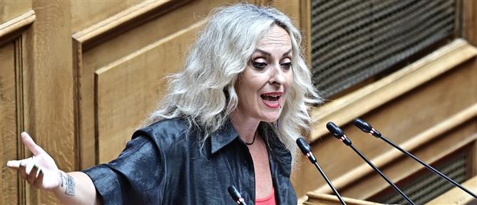 Τέμπη: Η Τζώρτζια Κεφαλά τραγούδησε από το βήμα της Βουλής (βίντεο)