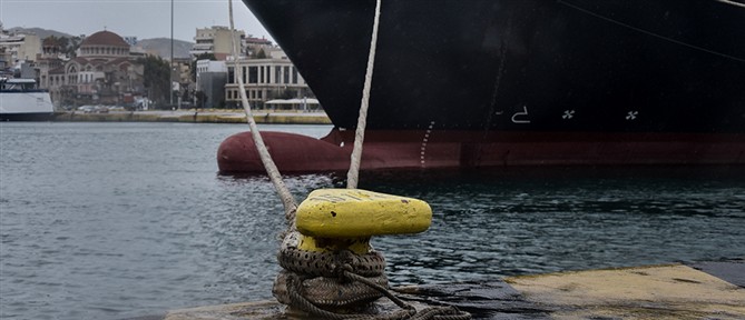 Συναγερμός στο λιμάνι του Πειραιά - Χειροπέδες σε 25χρονο με ναρκωτικά και ρουκέτες