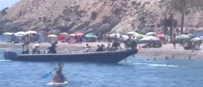 Απίστευτες εικόνες στην Ισπανία: Λουόμενοι καταδιώκουν και ακινητοποιούν μετανάστες που κατεβαίνουν από βάρκα (βίντεο)