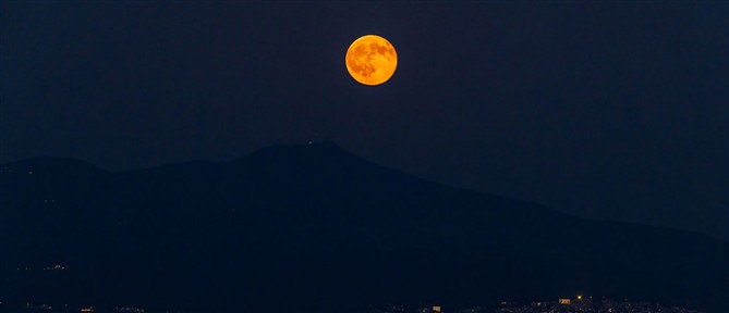 Μαγευτικές εικόνες από την Πανσέληνο του Αυγούστου

