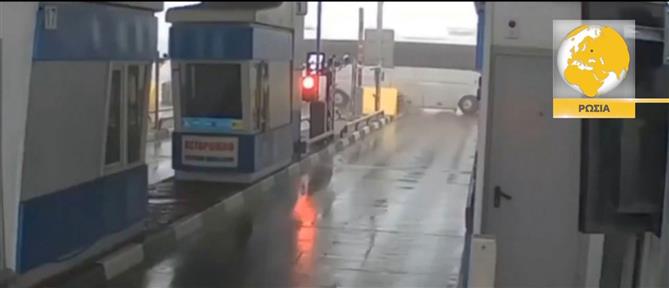 Ρωσία: Λεωφορείο ανετράπη λόγω ομίχλης (βίντεο)
