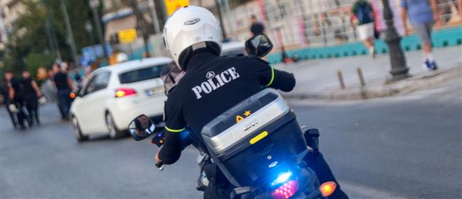 Ασπρόπυργος: Συνελήφθη 25χρονη στο σπίτι της οποίας εντοπίστηκαν πιστόλι, σπαθί και ξιφίδια