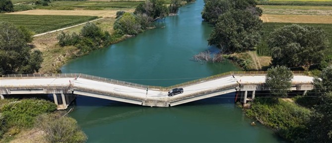 Απίστευτες εικόνες στη Λάρισα: Οδηγοί διασχίζουν γέφυρα που είναι σχεδόν βυθισμένη μετά το "χτύπημα" του Daniel (βίντεο)