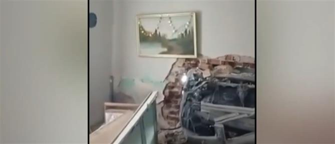 Θεσσαλονίκη: Αυτοκίνητο "μπούκαρε" σε σαλόνι σπιτιού και τα γκρέμισε... όλα (βίντεο)