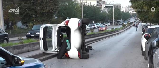 Θεσσαλονίκη: Ανατροπή ΙΧ στη μέση του δρόμου (βίντεο)