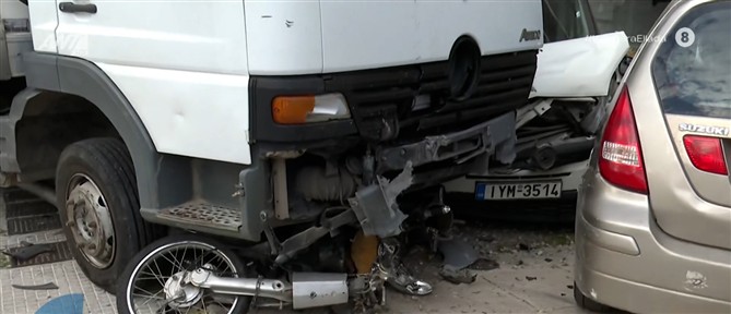 Θηβών: Φορτηγό καρφώθηκε σε οχήματα - Τρεις τραυματίες (βίντεο)