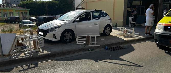 Αγρίνιο: Αυτοκίνητο ανέβηκε σε πεζοδρόμιο και πήρε σβάρνα τραπέζια και καρέκλες (βίντεο)