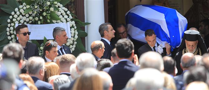 Κηδεία Πέτρου Μολυβιάτη: Τυλιγμένο με την ελληνική σημαία το φέρετρο (εικόνες)