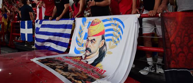 Ολυμπιακός - Παναθηναϊκός: Ελληνικές σημαίες στο ΣΕΦ και πανό με τον Κολοκοτρώνη (φωτογραφίες)