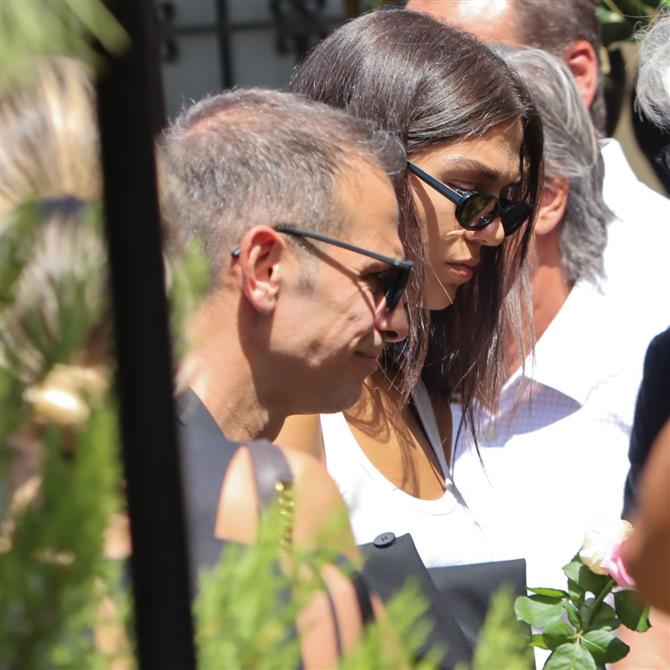 Ντέμης Νικολαΐδης: Συνοδευόμενος από την κόρη του, Μελίνα, στην κηδεία της συντρόφου του, Αλεξάνδρας Νικολαΐδου