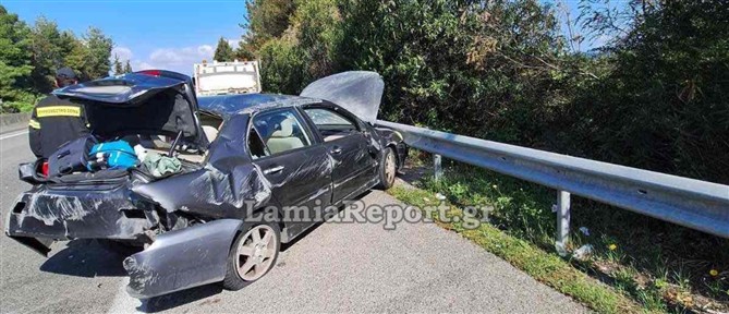Τροχαίο στην Αθηνών - Λαμίας: Έσκασε το λάστιχο του αυτοκινήτου και έπεσε στις προστατευτικές μπάρες (εικόνες)