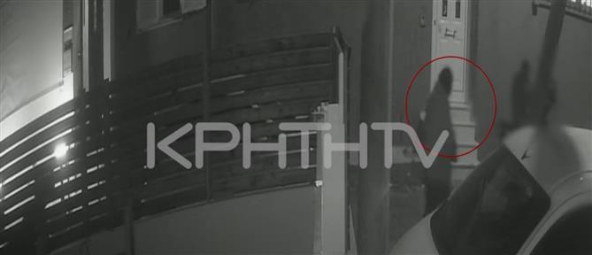 Κρήτη: Καρέ-καρέ η στιγμή που η 33χρονη πετάει το μωρό της στα σκουπίδια (βίντεο)