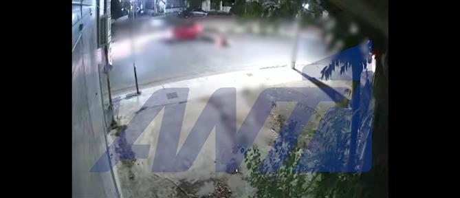 Τροχαίο - Ζεφύρι: Η στιγμή που το αυτοκίνητο παρέσυρε την μηχανή (βίντεο)