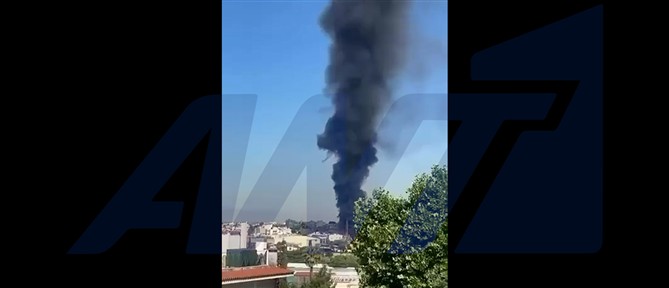 Βελτιωμένη η εικόνα της πυρκαγιάς σε κατάστημα ανταλλακτικών αυτοκινήτων στο Μενίδι
