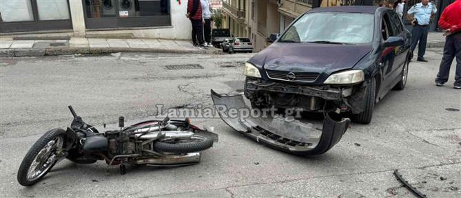 Λαμία: Μηχανή συγκρούστηκε με αυτοκίνητο - Στο νοσοκομείο ο δικυκλιστής (βίντεο)