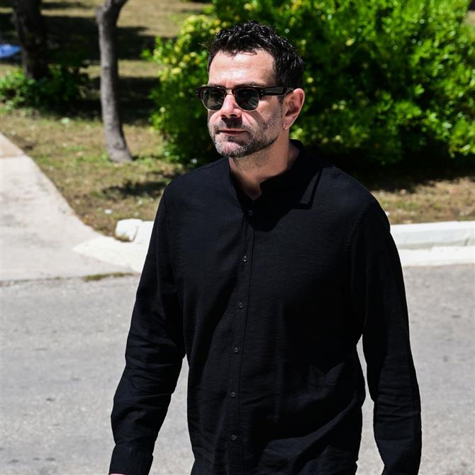 Νίκος Γαλανός: Συντετριμμένος στην κηδεία του ο τηλεοπτικός του γιος, Τάσος Ιορδανίδης