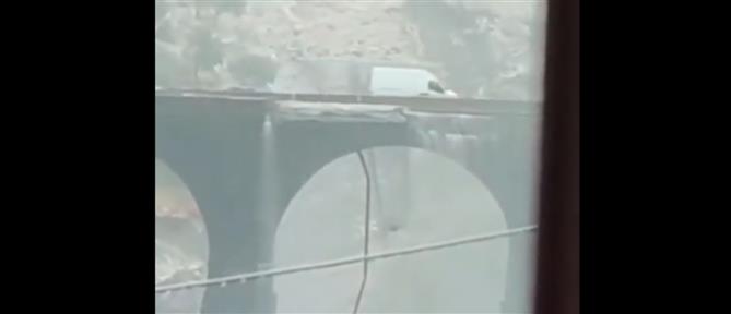 Σικελία: Γέφυρα καταρρέει ενώ τη διασχίζουν οχήματα (βίντεο)