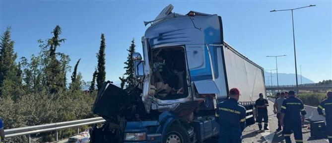 Λαμία: Συγκρούστηκαν νταλίκες, τραυματίστηκε ένας οδηγός και γέμισε αλεύρι η εθνική οδός (εικόνες)