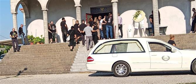 Αγρίνιο: Σπαραγμός στην κηδεία της δίχρονης - Τραγικές φιγούρες οι γονείς (εικόνες)
