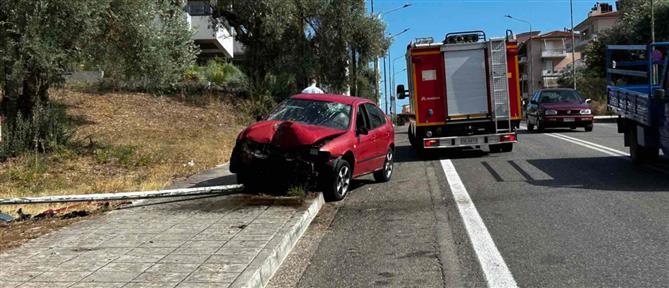 Αγρίνιο: Αυτοκίνητο έπεσε πάνω σε κολώνα και την έριξε στο έδαφος - Στο νοσοκομείο ο οδηγός (εικόνες)