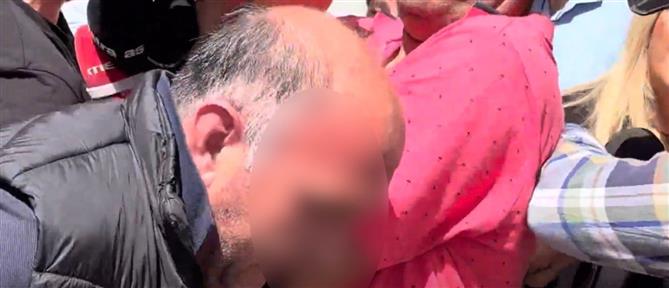 Λάρισα: Με σκυμμένο κεφάλι στο Δικαστικό Μέγαρο ο 50χρονος που κατηγορείται για την κακοποίηση των δύο παιδιών (βίντεο)