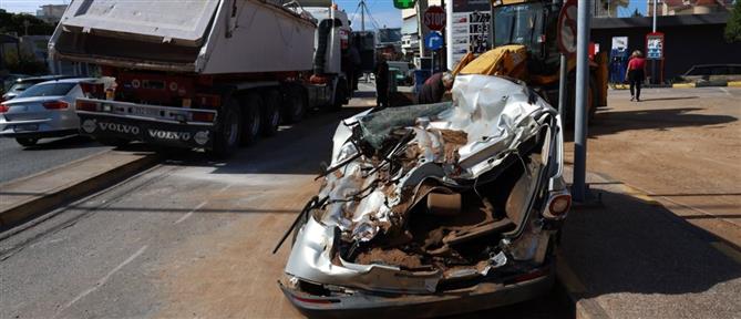 Βάρη: Ανατράπηκε νταλίκα και καταπλάκωσε αυτοκίνητο (εικόνες)